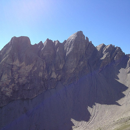 Vue de la face nord des aiguilles de Pelens avec, de gauche à droite, La Pelonnière (2 397 m), puis la Grande aiguille de Pelens (2 523 m). copyright Guillaume Soyonssport
